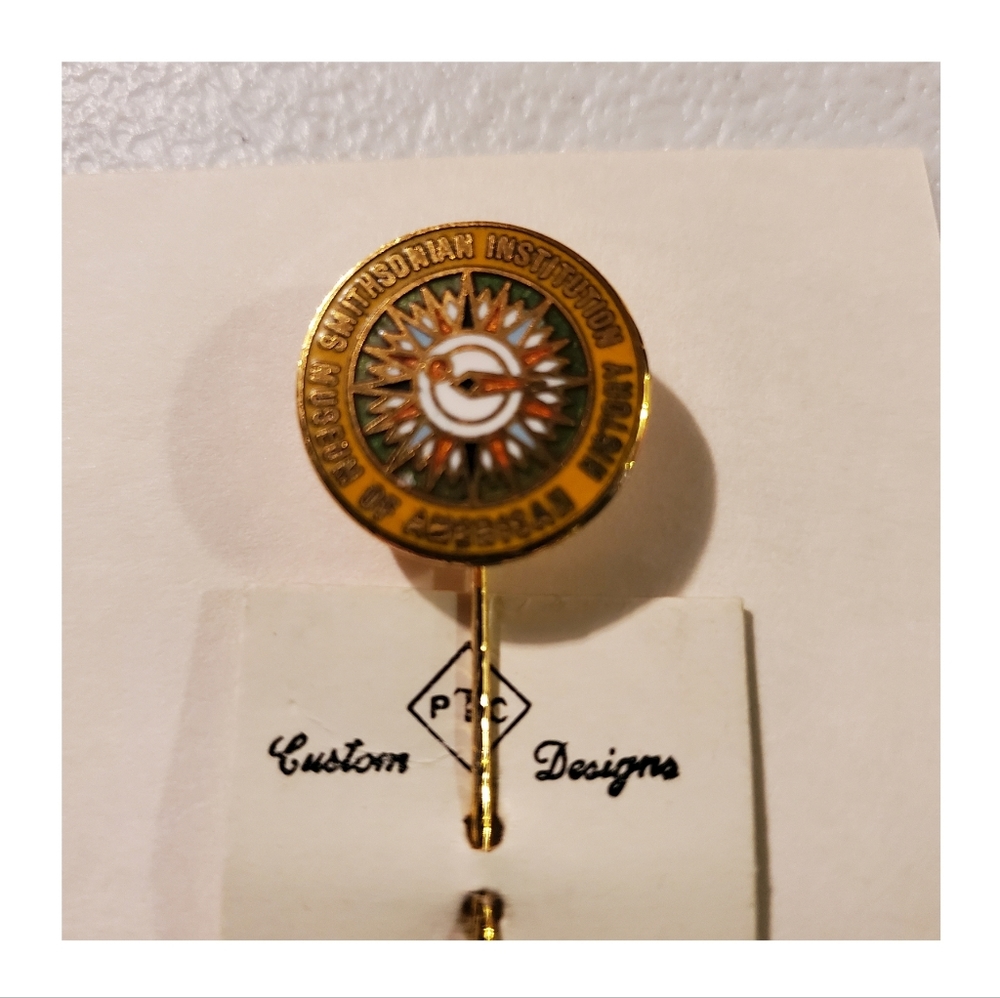 Museum of America History Smithsonian Institution Pin Gold Red Blue Collector's